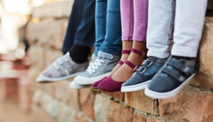 Memilih Sepatu Sekolah